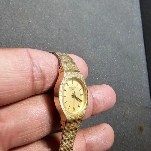 Vintage Bulova P8 Ladies Gold Tone Quartz Cocktail Watch Working - Picture 5 of 10